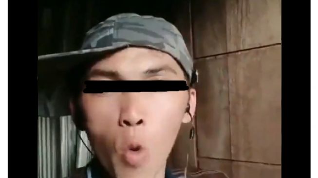 Video marah-marah pria yang mengaku intel melarang emak-emak main TikTok. - (Twitter/@txtdrberseragam)