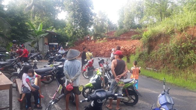 Tertutup Material Longsor, Jalan Provinsi Banjarnegara - Kebumen Putus