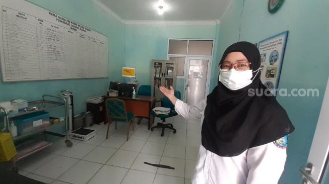 Ketua Mutu Puskesmas Jurang Mangu drg Akari Kristina menunjukkan ruang tempat vaksinasi Covid-19 Sinovac yang akan dilakukan 15 Januari mendatang, Rabu (13/1/2021). [Suara.com/Wivy]