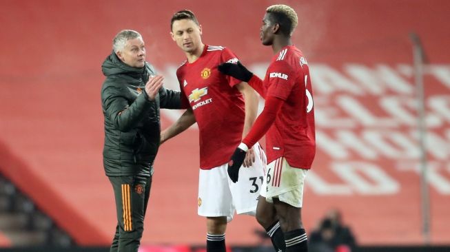 Gelandang jangkar Manchester United, Nemanja Matic (tengah) bersama manajer Ole Gunnar Solskjaer (kiri) dan gelandang Paul Pogba. [MARTIN RICKETT / POOL / AFP]