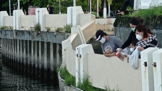 Keluarga Korban Sriwijaya Air SJ-182 Tabur Bunga di Pantai Losari, Berharap Keajaiban