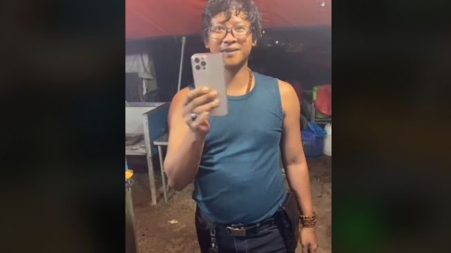 Tukang pecel lele ini viral karena koleksi gadget mewahnya (tiktok)