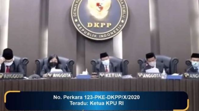 Sidang pembacaan putusan pemberhentian Arief Budiman sebagai Ketua KPU RI yang digelar secara virtual. [Suara/Dok.Youtube DKPP]