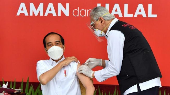 CEK FAKTA: Benarkah Jokowi Bukan Divaksin Corona, Tapi Disuntik Vitamin?