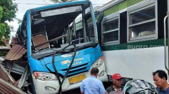 Kereta Api Tabrak Bus Trans Padang: Sopir Terpental, Pramugara Pingsan