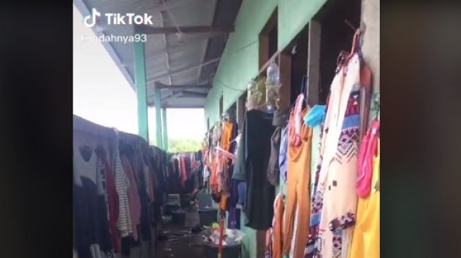 Penampakan Asrama Penuh Baju Tergantung, Publik: Bu Risma Lihat Ini Marah