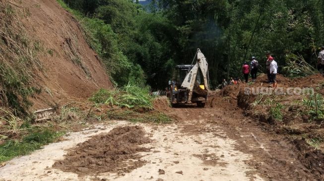 Longsor Tewaskan 1 Warga dan Tutup Jalan di Kabupaten Magelang