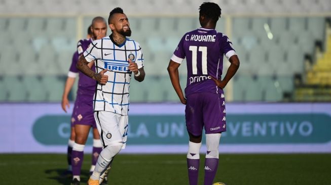 Reaksi gelandang Inter Milan, Arturo Vidal (kiri) pada laga Coppa Italia 2020/2021 kontra Fiorentina di Stadio Artemio Franchi, Rabu (13/1/2021) malam WIB. [Vincenzo PINTO / AFP]