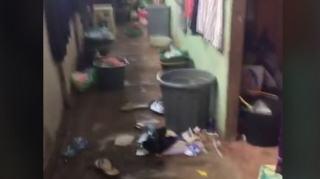 Viral Penampakan Lorong Asrama Penuh Baju Tergantung, Sampah Berserakan