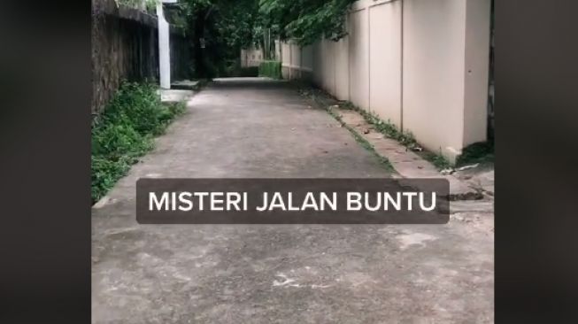 Ngeyel Diingatkan Ada Jalan Buntu, Wanita Ini Ngibrit Begitu Lihat Ujungnya