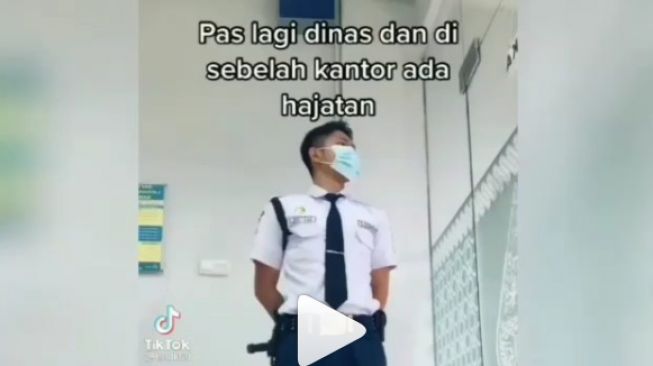 Ada Hajatan di Dekat kantor, Satpam Ini Tak Tahan Bergoyang saat Dinas