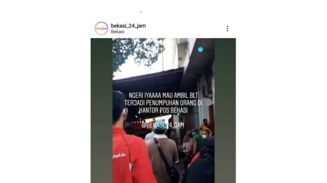 Tangkapan layar warga berkerumun saat mengambil Bantuan Sosial Tunai (BST) di Kantor Pos Bekasi.[Instagram/@bekasi_24_jam]