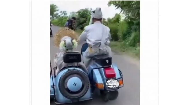 Pasangan pengantin menggunakan Vespa saat merayakan hari pernikahan (Instagram)