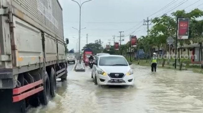 Sungai Meluap, Banjir Genangi Jalan Pantura Tegal-Pemalang