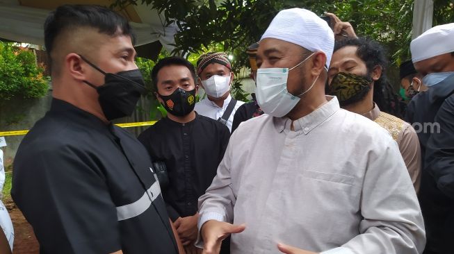 Irfan Hakim (kiri) dan Ustaz Amir Faishol Fath usai menghadiri pemakaman Syekh Ali Jabar di Pondok Pesantren Daarul Quran, Cipondoh, Tangerang, Kamis (14/1/2021). [Suara.com/Hairul Alwan]