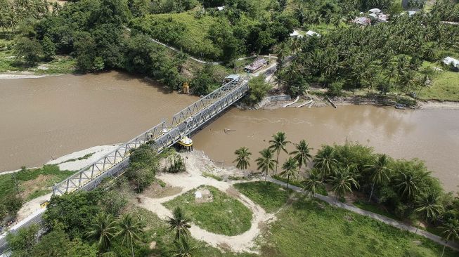 Foto aerial jembatan Molintogupo yang telah selesai diperbaiki di Suwawa, Kabupaten Bone Bolango, Gorontalo, Kamis (14/1/2021). [ANTARA FOTO/Adiwinata Solihin]