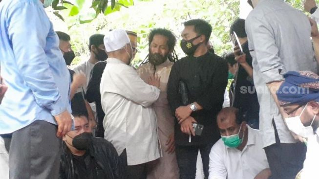 Imam Gimbal Cupink Topan menangis menyaksikan pemakaman Syekh Ali Jaber di Ponpes Tahfizh Daarul Quran, Cipondoh, Kota Tangerang, Kamis (14/1/2021). [Suara.com/Wivy]