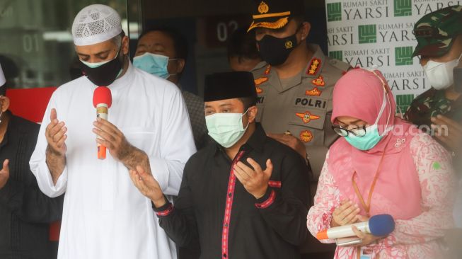 Ustaz Yusuf Mansur bersama dengan keluarga berdoa untuk jenazah Syekh Ali Jaber di Rumah Sakit Yarsi, Cempaka Putih, Jakarta Timur, Kamis (14/1/2021). [Suara.com/Alfian Winanto]