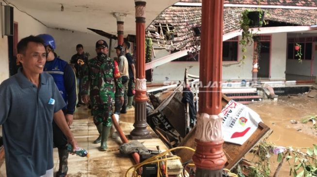 Puluhan Santri Ponpes Terdampak Banjir Bandang Jember Dievakuasi