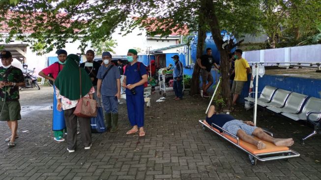 Pasien Rumah Sakit Mitra Manakarra Mamuju dievakuasi ke lapangan terbuka saat gempa, Kamis 14 Januari 2021 / [Foto Hasri Jack]