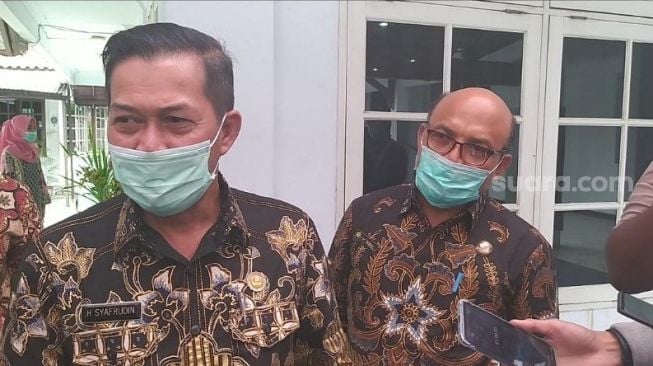 Wali Kota Serang Syafrudin memberi keterangan kepada awak media di Pendopo Bupati Tangerang terkait vaksin Covid-19, Kamis (14/1/2021). [Suara.com/Hairul Alwan]