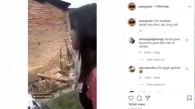 Sekelompok remaja putri menghentikan remaja lainnya dan terlibat pertengkaran di tepi jalan. - (Instagram/@energisolo)