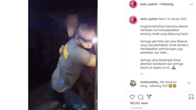 Heroik, Polisi Ini Nekat Gendong Nenek di Tengah Kepungan Banjir