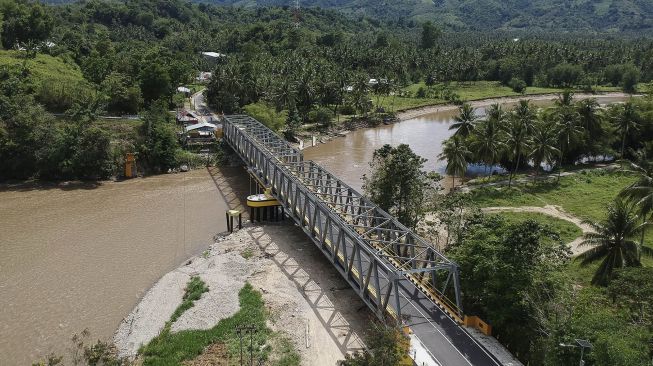 Foto aerial jembatan Molintogupo yang telah selesai diperbaiki di Suwawa, Kabupaten Bone Bolango, Gorontalo, Kamis (14/1/2021). [ANTARA FOTO/Adiwinata Solihin]