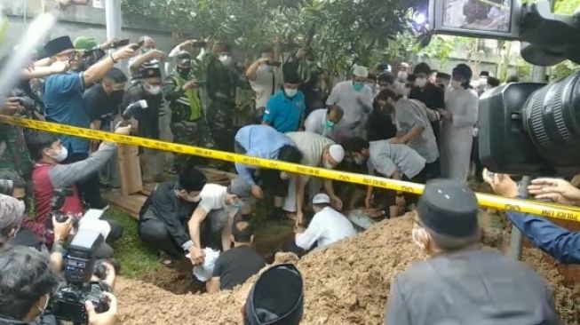 Jasad Syekh Ali Jaber diturunkan ke liang lahad makam di Pesantren Tahfizh Daarul Quran di Jalan Ketapang Raya, Kelurahan Ketapang, Kecamatan Cipondoh, Tangerang.