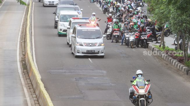 Iring-iringan mobil ambulans membawa jenazah Syekh Ali Jaber untuk disemayamkan di rumah duka dari Rumah Sakit Yarsi, Cempaka Putih, Jakarta Timur, Kamis (14/1/2021). [Suara.com/Alfian Winanto]