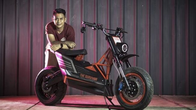 Atenx Katros bersama karyanya, sepeda motor listrik berbahan baku Honda BeAT yang dikonversi menjadi motor listrik [Instagram: atenx_andiakbar].