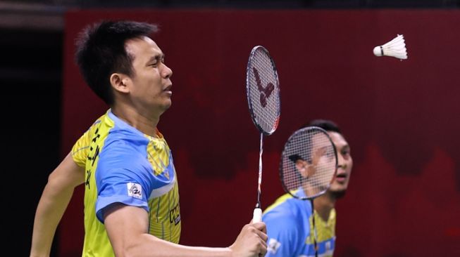 Pasangan ganda putra Indonesia, Hendra Setiawan/Mohammad Ahsan saat menghadapi wakil India, Satwiksairaj Rankireddy/Chirag Shetty dalam pertandingan babak 16 besar Yonex Thailand Open 2021, di Impact Arena, Bangkok, Thailand, Kamis (14/1/2021). [Dok. BWF/Badmintonphoto]