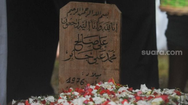 Kondisi makam Syekh Ali Jaber dengan batu nisan bertuliskan arab usai dimakamkan di Pesantren Daarul Quran, Tangerang, Banten, Kamis (14/1/2021). [Suara.com/Alfian Winanto]