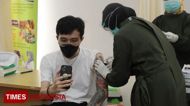 Jalani Suntik Vaksin Covid-1, Dokter Tirta Live di IG