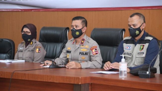 Kepala Biro Penerangan Masyarakat Divhumas Polri Brigjen Pol Rusdi Hartono (tengah) saat konferensi pers di RS Polri Said Soekanto, Jakarta, Rabu (13/1/2021). (ANTARA/ Anita Permata Dewi)