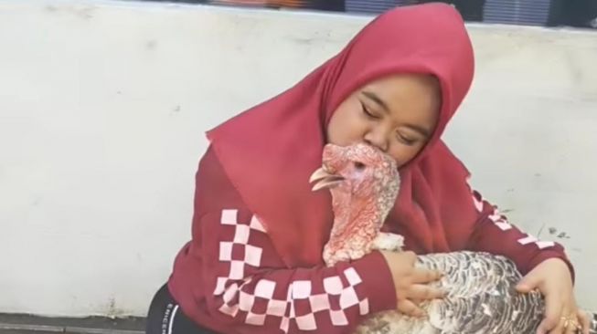 Warganet Heboh, Kekeyi Kedapatan Cium Ayam Kalkun