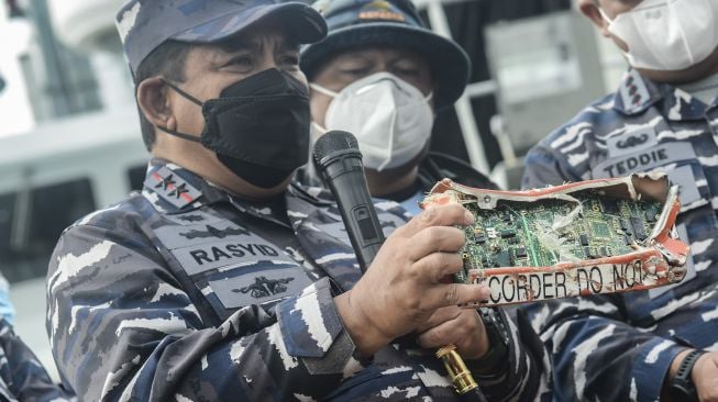 Panglima Koarmada I Laksmana Muda TNI AL Abdul Rasyid menunjukan kepada media kotak penyimpanan memori dari perekam suara kokpit atau Cockpit Voice Recorder (CVR) hasil pencarian saat operasi SAR pesawat Sriwijaya Air nomor penerbangan SJ 182 di perairan Kepulauan Seribu, Jakarta, Jumat (15/1/2021). [ANTARA FOTO/Muhammad Adimaja]