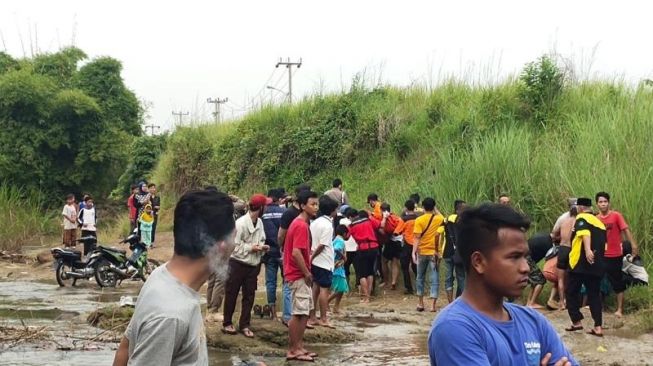 Tim SAR gabungan saat melakukan evakuasi korban tenggelam di Jonggol, Kabupaten Bogor, Jawa Barat, Jumat (15/1/2021). [Dok.BPBD Bogor]