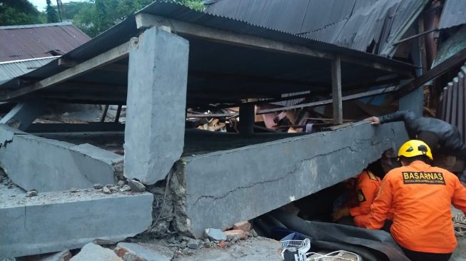 Anggota Basarnas mengevakuasi korban reruntuhan dengan alat seadanya, Jumat 15 Januari 2021 / [Foto Basarnas]