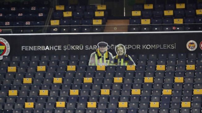 Poster Mumtaz Amca dan Ihsan Teyze diabadikan di markas Fenerbahce di Stadion Sukru Saracoglu setelah mereka meninggal. (Twitter/@Fenerbahce)