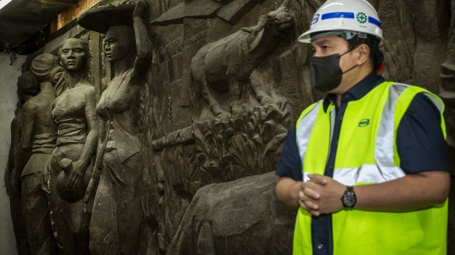 Menteri BUMN Erick Thohir meninjau lokasi penemuan relief di gedung Sarinah, Jakarta, Kamis (14/1/2021). [ANTARA FOTO/Dhemas Reviyanto]