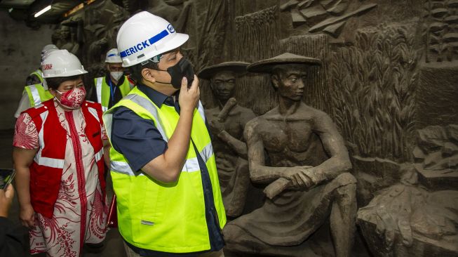 Menteri BUMN Erick Thohir (kanan) didampingi Direktur Utama PT Sarinah (Persero) Fetty Kwartati (kiri) meninjau lokasi penemuan relief di gedung Sarinah, Jakarta, Kamis (14/1/2021). [ANTARA FOTO/Dhemas Reviyanto]