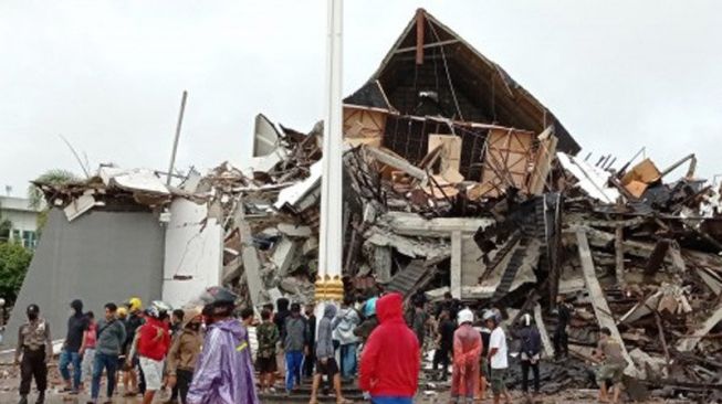 Kantor Gubernur Sulawesi Barat hancur karena gempa majene (Antara)