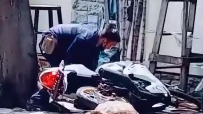 Viral Aksi Pria Bantu Motor Terjatuh Berujung Apes, Warganet Malah Salfok