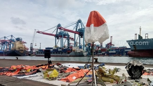 Kantong mayat dan puing pesawat Sriwijaya Air yang ditemukan petugas gabungan. (Suara.com/Arga)