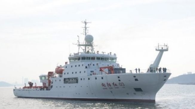 Kapal riset atau research vessel Xiang Yang Hong 03 berbendera China yang sedang berlayar di perairan Selat Sunda [BantenNews.co.id].