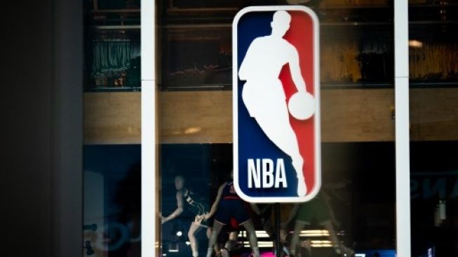 Ilustrasi logo NBA di NBA store di New York City. Jeenah Moon / GETTY IMAGES NORTH AMERICA / AFP