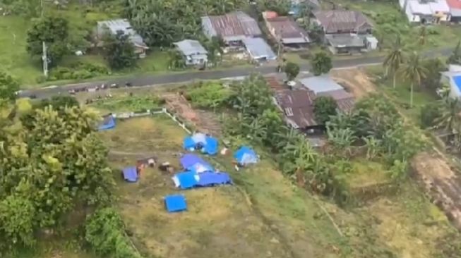 Warga korban gempa membangun tenda di lokasi pengungsian di Mamuju, Sulawesi Barat, Jumat 15 Januari 2021 / [Foto Istimewa]