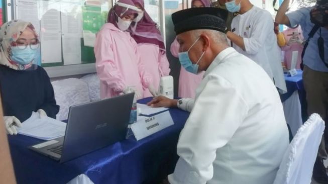 Tensi Tinggi, Wali Kota Padang Mahyeldi Batal Disuntik Vaksin Covid-19