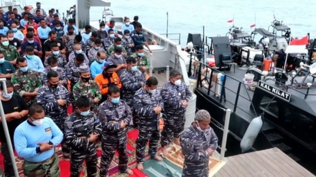 Penampakan Personel Operasi SAR Sriwijaya Air Salat Jumat di KRI Rigel-933